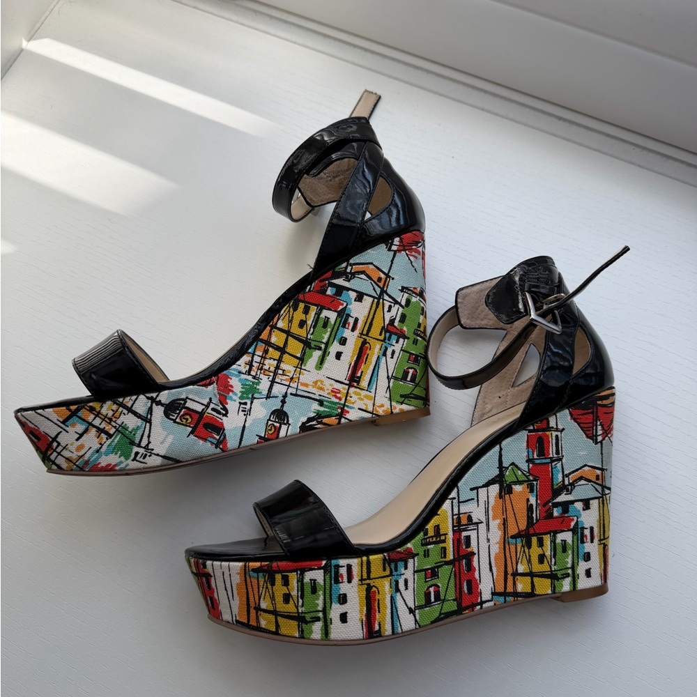 Nine West- Patent upper, Colorful Wedge Sandals with Cityscape Design- Sz 9